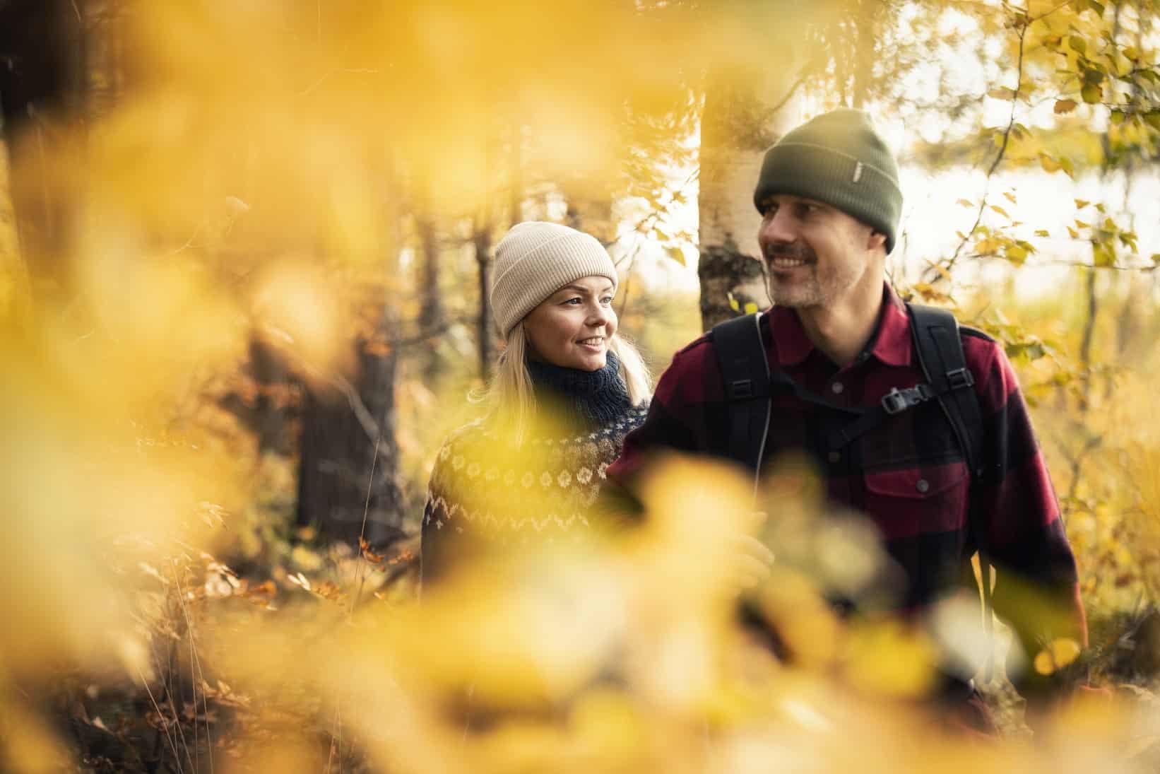 syksyinen kuva lehtien takaa näkyy mies
